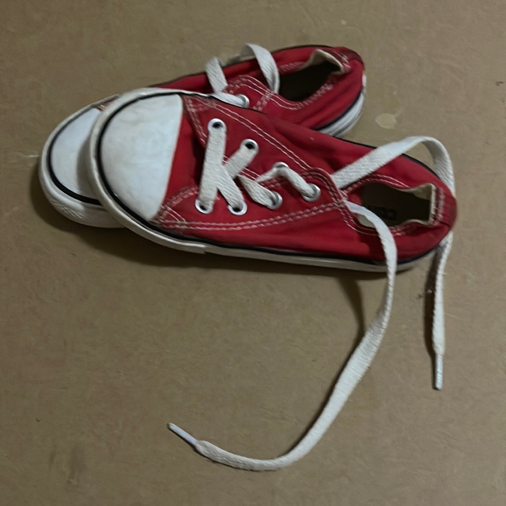 Red converse - Picture 2 of 4